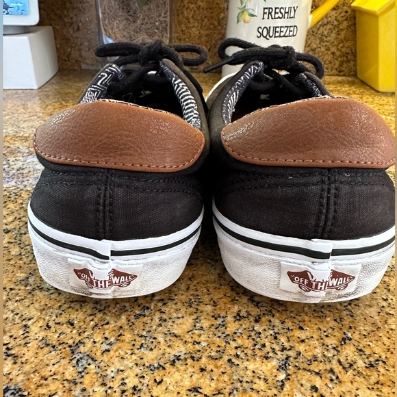Vans Off the Wall with leather plus another pair free - Picture 2 of 6